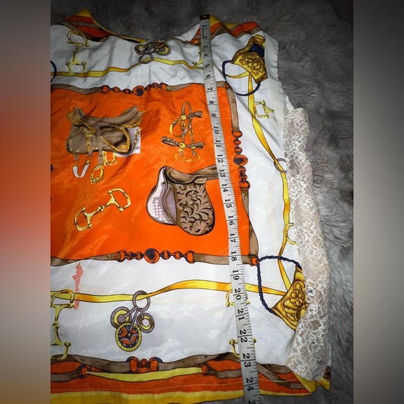 Chic & Elegant Bebe Scarf Print Sleeveless Top - Picture 11 of 12